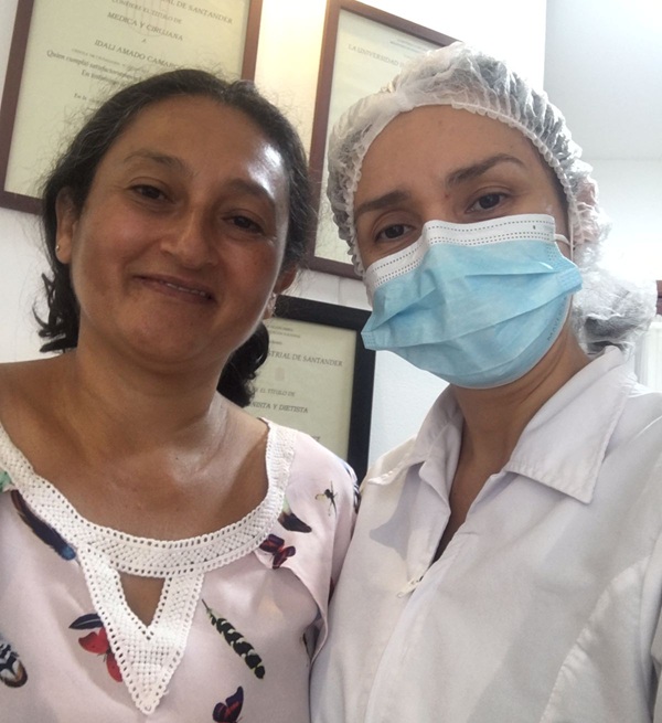 Texto alternativo: Paciente Belcy Pinzón en consulta clínica junto a la nutricionista dietista Dra. Joyce Almeyda en Bogotá